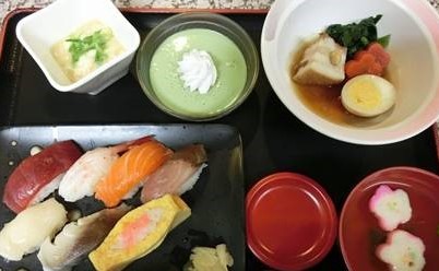 老人ホームの食事：お寿司
