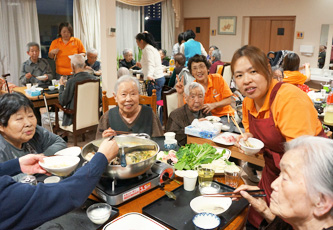 カミングホーム（サービス付き高齢者向け住宅・住宅型有料老人ホーム）の運営会社関連の、名古屋市内の中華火鍋専門店から火鍋出張！薬膳スープなど、普段とは違う食事を楽しまれました。