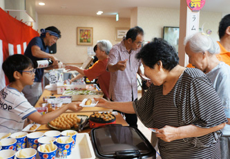 カミングホーム（サービス付き高齢者向け住宅・住宅型有料老人ホーム）の夏祭り！地域の皆様も参加され、屋台やゲームで盛り上がりました。